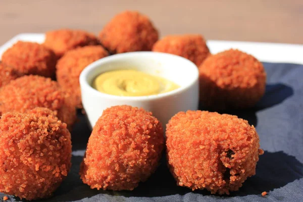 Bitterballen Holandés Con Mostaza Albóndigas Fritas Rellenas Calientes Servido Los —  Fotos de Stock