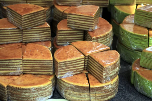 卵の黄身 バターと砂糖で作られた新鮮な焼きたての Spekkoek 伝統的なインドネシア レイヤー ケーキ — ストック写真