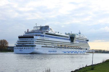 Velsen, Hollanda-19 Nisan 2017: Aida Sol Amsterdam Cruise Terminal yolu üzerinde Kuzey Denizi kanal