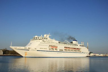Velsen, Hollanda - Oktober, 15 2017: Columbus Cruise ve Kuzey Deniz kanal doğru Kuzey Denizi deniz seferleri