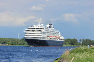 Velsen, Hollanda - Mayıs, 20 2017: Ms Prinsendam, yolcu Terminal Amsterdam'dan IJmuiden Kuzey Denizi sealock için yelken