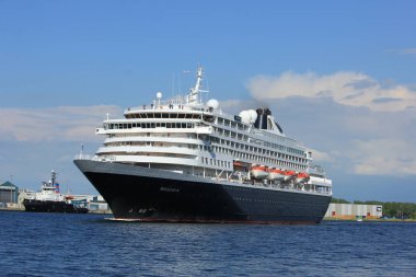 Velsen, Hollanda - Mayıs, 20 2017: Ms Prinsendam, yolcu Terminal Amsterdam'dan IJmuiden Kuzey Denizi sealock için yelken