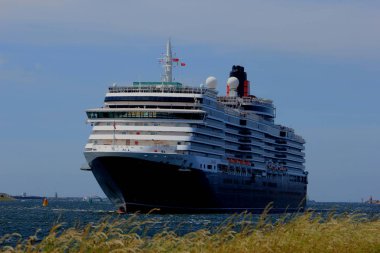 IJmuiden, Hollanda - 5th Haziran 2017: Kraliçe Victoria, Cunard Kuzey Deniz kanal Kuzey Denizi doğru Ijmuiden içinde kilitle