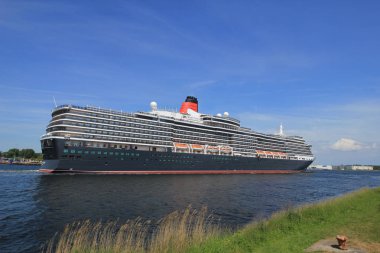 Velsen, Hollanda - 5th Haziran 2017: Kraliçe Victoria, Cunard Amsterdam doğru Kuzey Deniz kanal