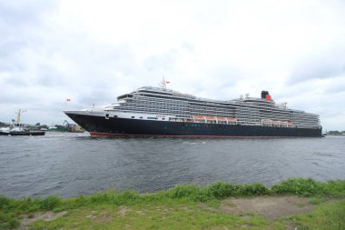 Velsen, Hollanda - 7 Haziran 2017: Kraliçe Victoria, Cunard ağır hava Ijmuiden deniz kilit doğru kanalda Kuzey Denizi ve Kuzey Denizi üzerinde