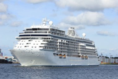 Velsen, Hollanda - 16 Haziran 2017: yedi denizler Explorer - Regent Cruises Kuzey Denizi doğru Kuzey Deniz kanal