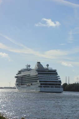 Velsen, Hollanda - 16 Haziran 2017: yedi denizler Explorer - Regent Cruises Kuzey Denizi doğru Kuzey Deniz kanal
