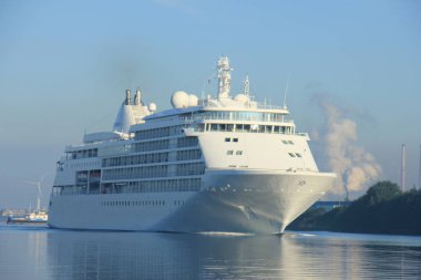 Velsen, Hollanda - 18th Haziran 2017: Silver Whisper - Silversea Yolculuk Amsterdam Cruise terminal doğru Kuzey Denizi kanalında