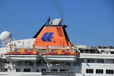 Velsen, Hollanda - 5th Mayıs 2018: Bayan Hanseatic Kuzey Denizi kanalı, işletilen tarafından Hapag-Lloyd Cruise Line, ayrıntı huni içinde