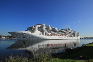 Velsen, Hollanda - 23 Eylül 2017: Msc Preziosa, sahibi ve işleticisi Msc Cruises Kuzey Denizi kanalı üzerinde bir yolcu gemisi