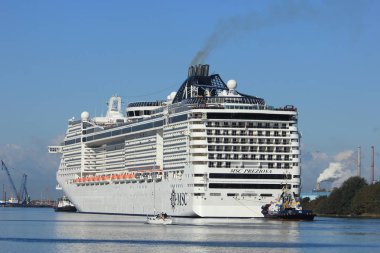 Velsen, Hollanda - 23 Eylül 2017: Msc Preziosa, sahibi ve işleticisi Msc Cruises Kuzey Denizi kanalı üzerinde bir yolcu gemisi