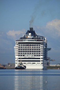 Velsen, Hollanda - 23 Eylül 2017: Msc Preziosa, sahibi ve işleticisi Msc Cruises Kuzey Denizi kanalı üzerinde bir yolcu gemisi