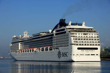 Velsen, Hollanda - Nisan, 20 2018: Msc Magnifica Kuzey Denizi cana, Msc Cruises tarafından işletilen.