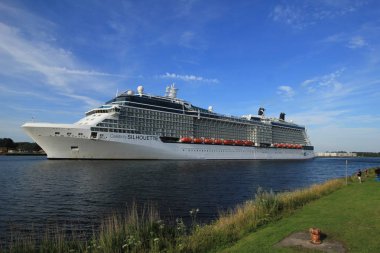 Velsen, Hollanda - 20th Temmuz 2017: Solstice-sınıfı gemi sahibi ve işleticisi tarafından Meyer Werft, Papenburg inşa Celebrity Cruises, cruise ünlü siluet olan. Siluet 315 m (1.033 ft) uzun olduğunu.