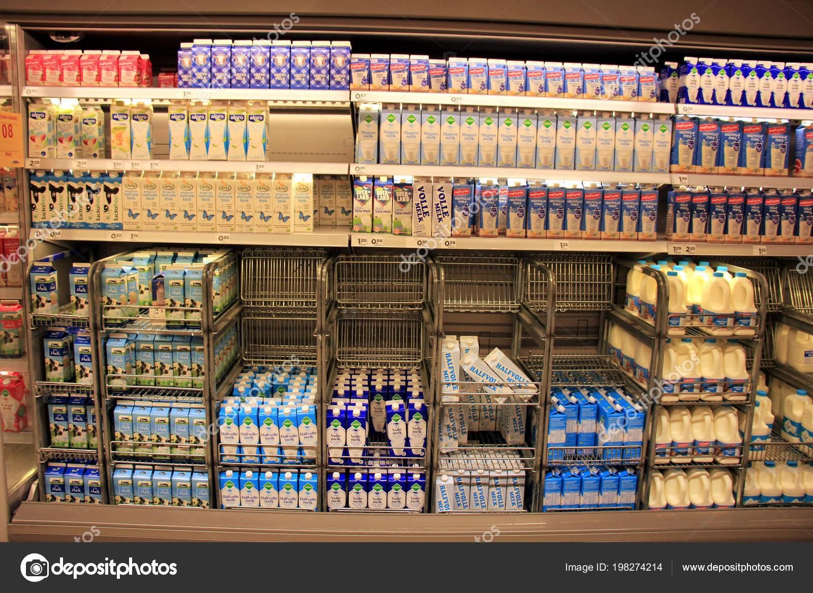 哈勒姆2016年5月8日乳制品不同类型的牛奶在超级市场冰箱标签上的文本产品说明荷兰语欧元价格—— 库存社论照片© portosabbia  #198274214