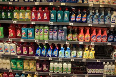 Haarlem, Hollanda - 8th Mayıs 2016: çeşitli temizlik ürünleri ve deterjanlar için bir süpermarkette. Metin etiketleri: ürün açıklamaları Euro Hollanda, fiyatlarındaki 