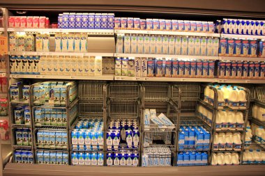 Haarlem, Hollanda - 8th Mayıs 2016: süt ürünleri, süt süpermarket buzdolabı farklı türleri. Metin etiketleri: ürün açıklamaları Euro Hollanda, fiyatlarındaki