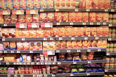 Haarlem, Hollanda - 8th Mayıs 2016: pişirme farklı markalar karıştırın, metin etiketleri: ürün açıklamaları Euro Hollanda, fiyatlarındaki. 