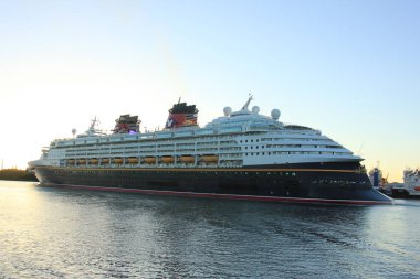 Velsen, Hollanda - Mayıs, 25 2017: Disney Magic Kuzey Deniz kanal.
