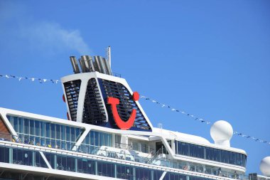 Velsen, Hollanda - 7 Mayıs 2018: Mein Schiff 1, Kuzey Deniz kanalda TUI yolculukları. Maiden Voyage. Huni ve üst güverte detay