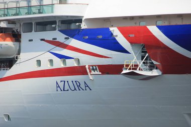Velsen, Hollanda - 29 Mayıs 2018: P ve O Azura Cruises Kuzey Denizi kanal Amsterdam, ayrıntı yay ve adı doğru