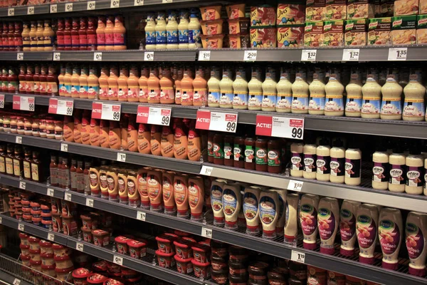 ハールレム オランダ 2016 ボトルやソースとスーパー マーケット ラベル上のテキストでサラダ ドレッシング瓶 ユーロのオランダ 価格の製品の説明 — ストック写真