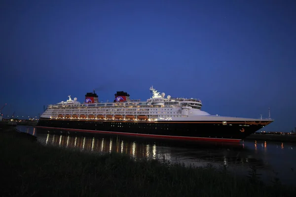 Ijmuiden Holanda Maio 2017 Disney Magic Saindo Bloqueio Mar Norte — Fotografia de Stock