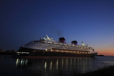 IJmuiden, Hollanda - Mayıs, 25 2017: Disney Magic Kuzey Denizi kilit, Ijmuiden bırakarak.