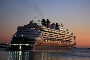 IJmuiden, Hollanda - Mayıs, 25 2017: Disney Magic Kuzey Denizi kilit, Ijmuiden bırakarak.