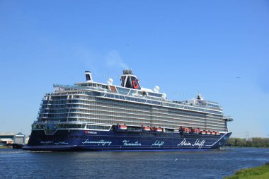 Velsen, Hollanda - 7 Mayıs 2018: Mein Schiff 1, Kuzey Deniz kanalda TUI yolculukları. Maiden Voyage.