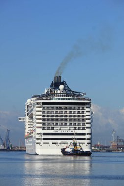 Velsen, Hollanda - 23 Eylül 2017: Msc Preziosa, sahibi ve işleticisi Msc Cruises Kuzey Denizi kanalı üzerinde bir yolcu gemisi