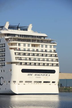 Velsen, Hollanda - Nisan, 20 2018: Kuzey Denizi kanalı'nın stern Msc Magnifica