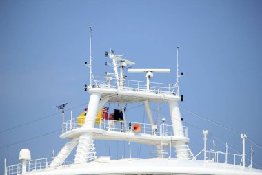 Velsen, Hollanda - 29 Mayıs 2018: Azura P ve O Cruises kuzey deniz kanal Amsterdam doğru. Ayrıntı iletişim ve navigasyon sistemi
