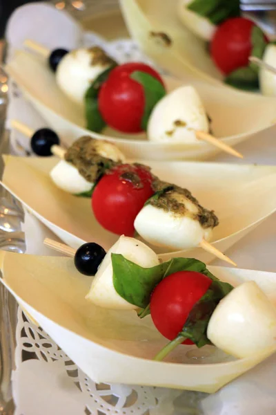 Aperitivo Recepção Casamento Espetos Madeira Com Tomate Cereja Manjericão Queijo — Fotografia de Stock