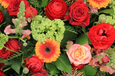 Karışık bir gelin buketinde pembe güller ve kırmızı kamelya.