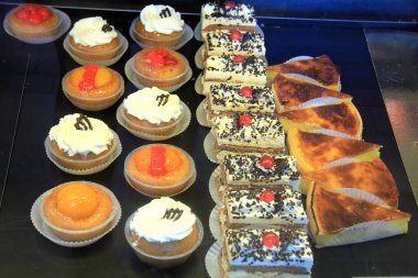 Bir mağaza penceresinde sergilenmekte olan taze yapılmış şekerlemeler