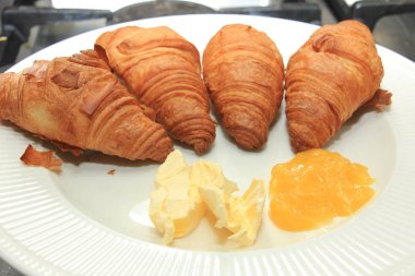 Taze kruvasan ve limon lor kahvaltı masasında