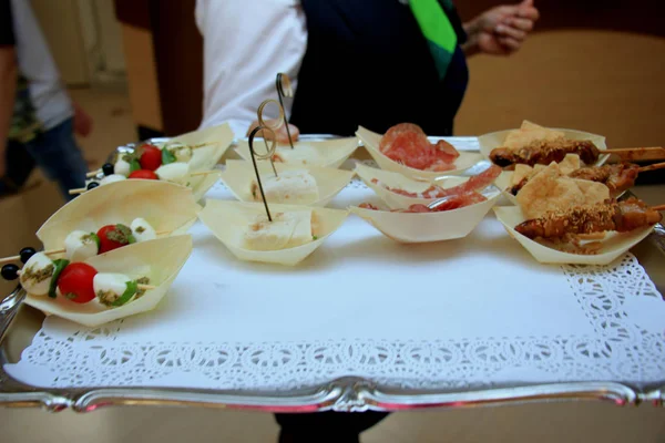 Aperitivos Recepción Boda Varios Aperitivos Lujo Ensalada Caprese Envolturas Embutidos —  Fotos de Stock