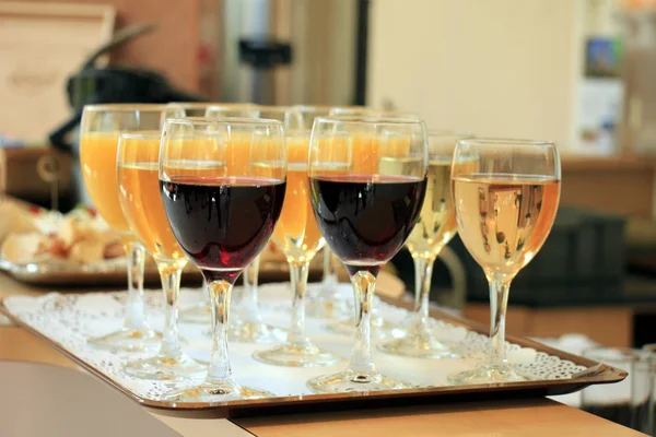 Verschiedene Sorten Wein Und Orangensaft Serviert Bei Einem Hochzeitsempfang — Stockfoto