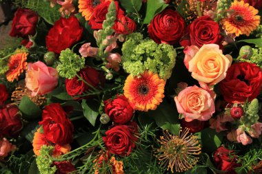 Karışık bir gelin buketinde pembe güller ve kırmızı kamelya.