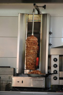 Shawarma et bir restoranda geleneksel Orta Doğu yemek ızgara