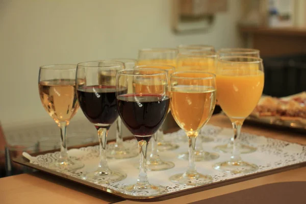 Verschiedene Sorten Wein Und Orangensaft Serviert Bei Einem Hochzeitsempfang — Stockfoto