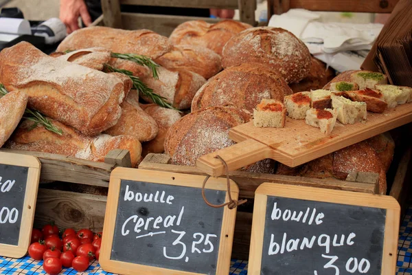 奢侈手工面包在市场上 标签上的文本 产品和价格信息在法国 Ceral 面包和纯白色 — 图库照片