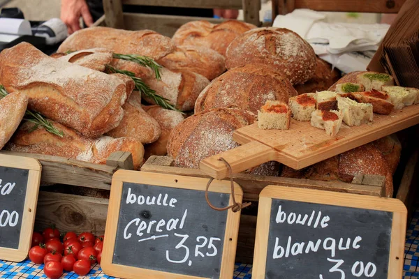 Luxe Ambachtelijke Brood Een Markt Tekst Tags Product Prijs Informatie — Stockfoto