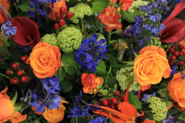 混合插花 为婚礼准备的各种橙色和蓝色的花 — 图库照片