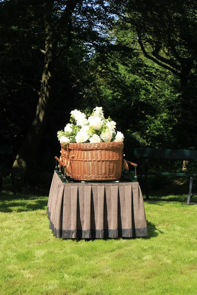 Uno Scrigno Salice Stile Ecologico Contemporaneo Catafalco Durante Una Cerimonia — Foto Stock