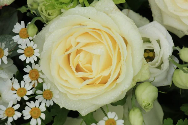 Witte Bruiloft Rozen Een Bloemige Bruiloft Decoratie Met Wat Groen — Stockfoto