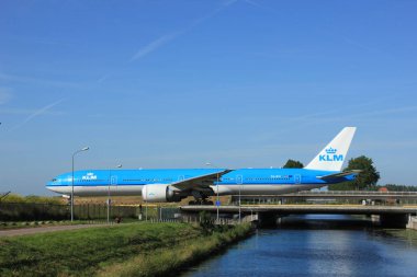 Amsterdam, Hollanda - 9 Haziran 2016: Ph-BVI Klm Royal Hollanda Havayolları Boeing Polderbaan pist Schiphol, hedef Bangkok, Tayland için Taksilemek 777,