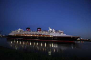IJmuiden, Hollanda - Mayıs, 25 2017: Disney Magic Kuzey Denizi kilit, Ijmuiden bırakarak.