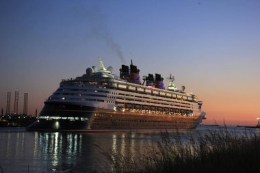 IJmuiden, Hollanda - Mayıs, 25 2017: Disney Magic Kuzey Denizi kilit, Ijmuiden bırakarak.